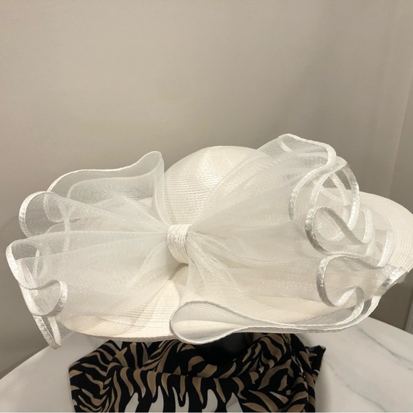Stunning White hat with a bow: chin band; 100% polypropylene. - Picture 2 of 3